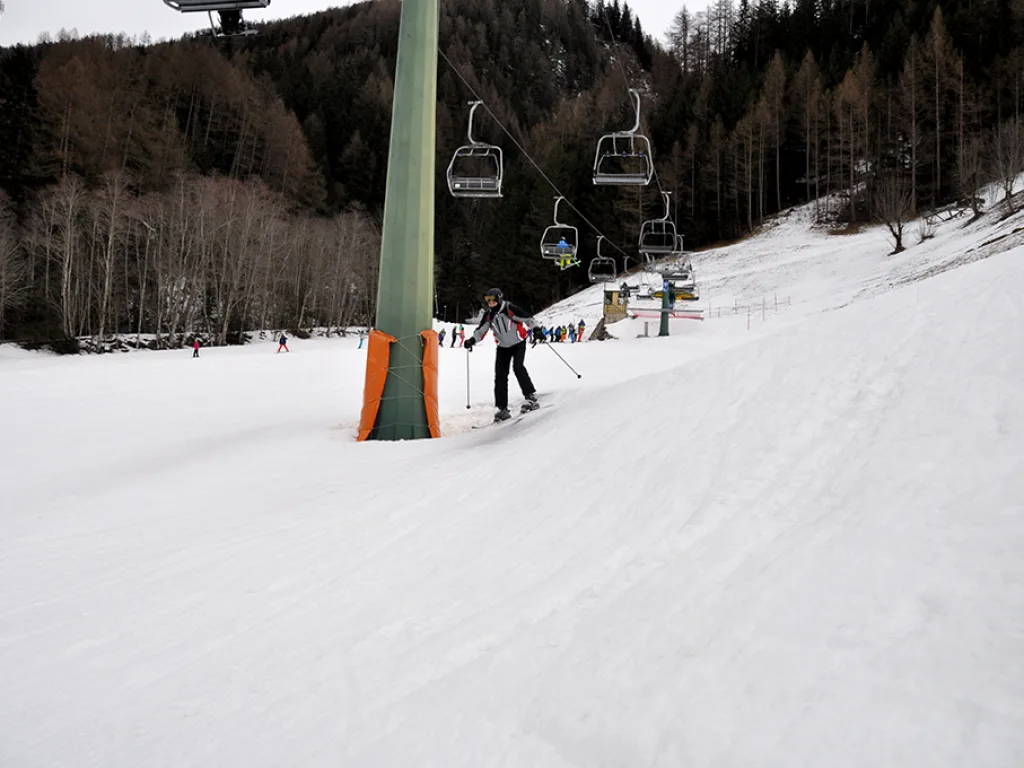 Skifahrerin quert den Hang unterhalb des Liftes.